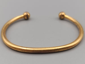 Klassischer goldfarbener Armreif mit Kugelenden
