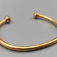 Klassischer goldfarbener Armreif mit Kugelenden