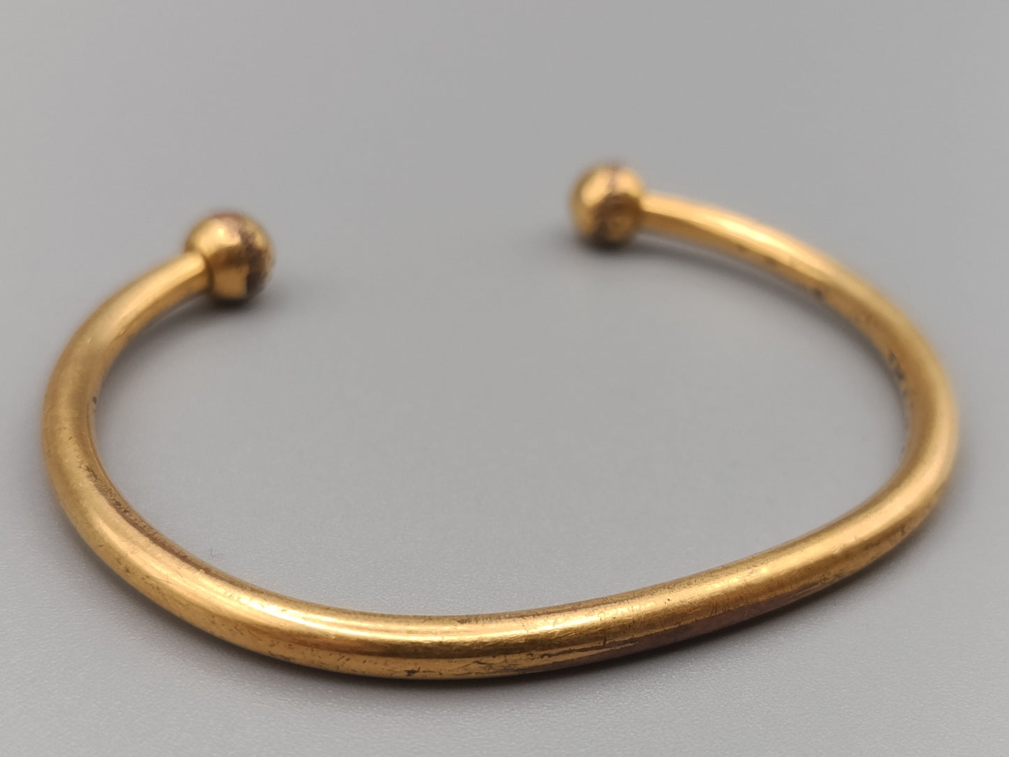 Klassischer goldfarbener Armreif mit Kugelenden