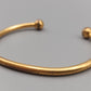 Klassischer goldfarbener Armreif mit Kugelenden