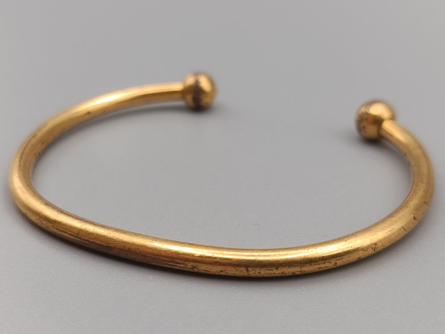 Klassischer goldfarbener Armreif mit Kugelenden