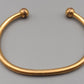 Klassischer goldfarbener Armreif mit Kugelenden