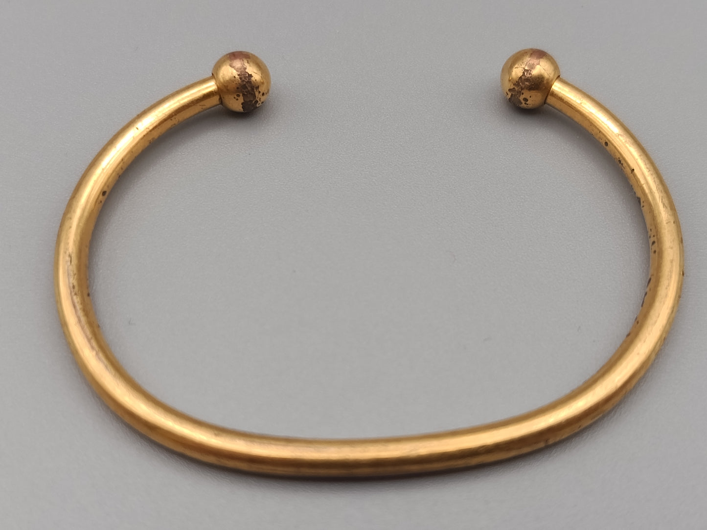 Klassischer goldfarbener Armreif mit Kugelenden