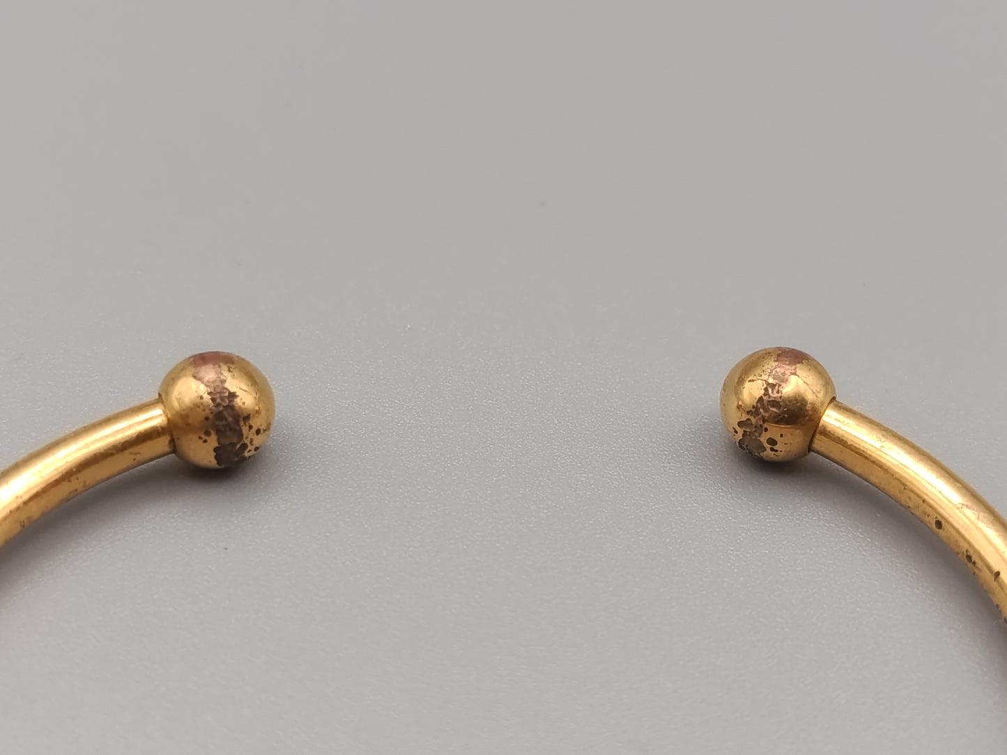 Klassischer goldfarbener Armreif mit Kugelenden