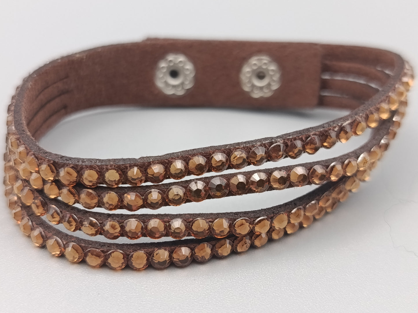 Modisches Damen Armband in Braun mit Strasssteinen