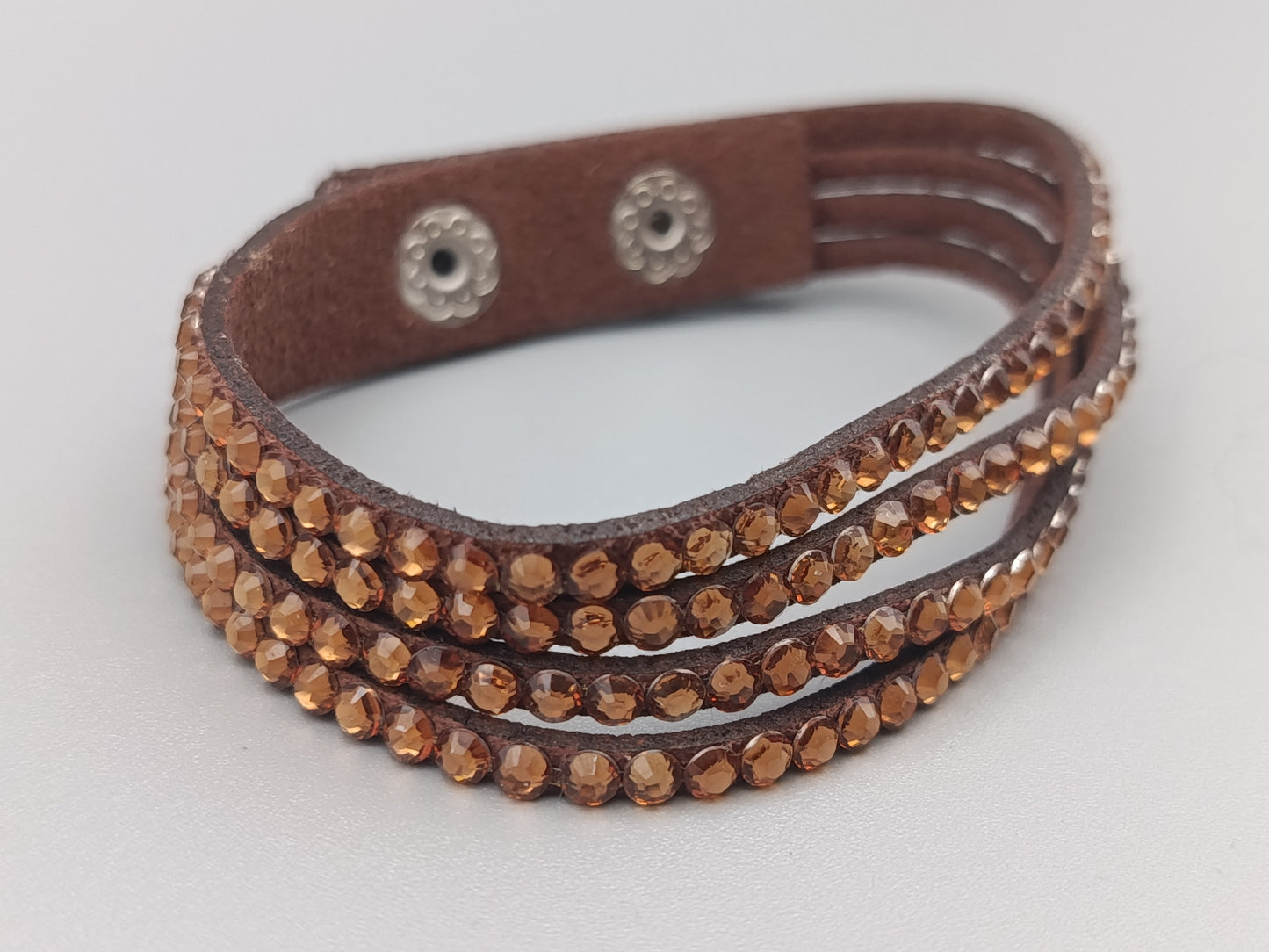 Modisches Damen Armband in Braun mit Strasssteinen