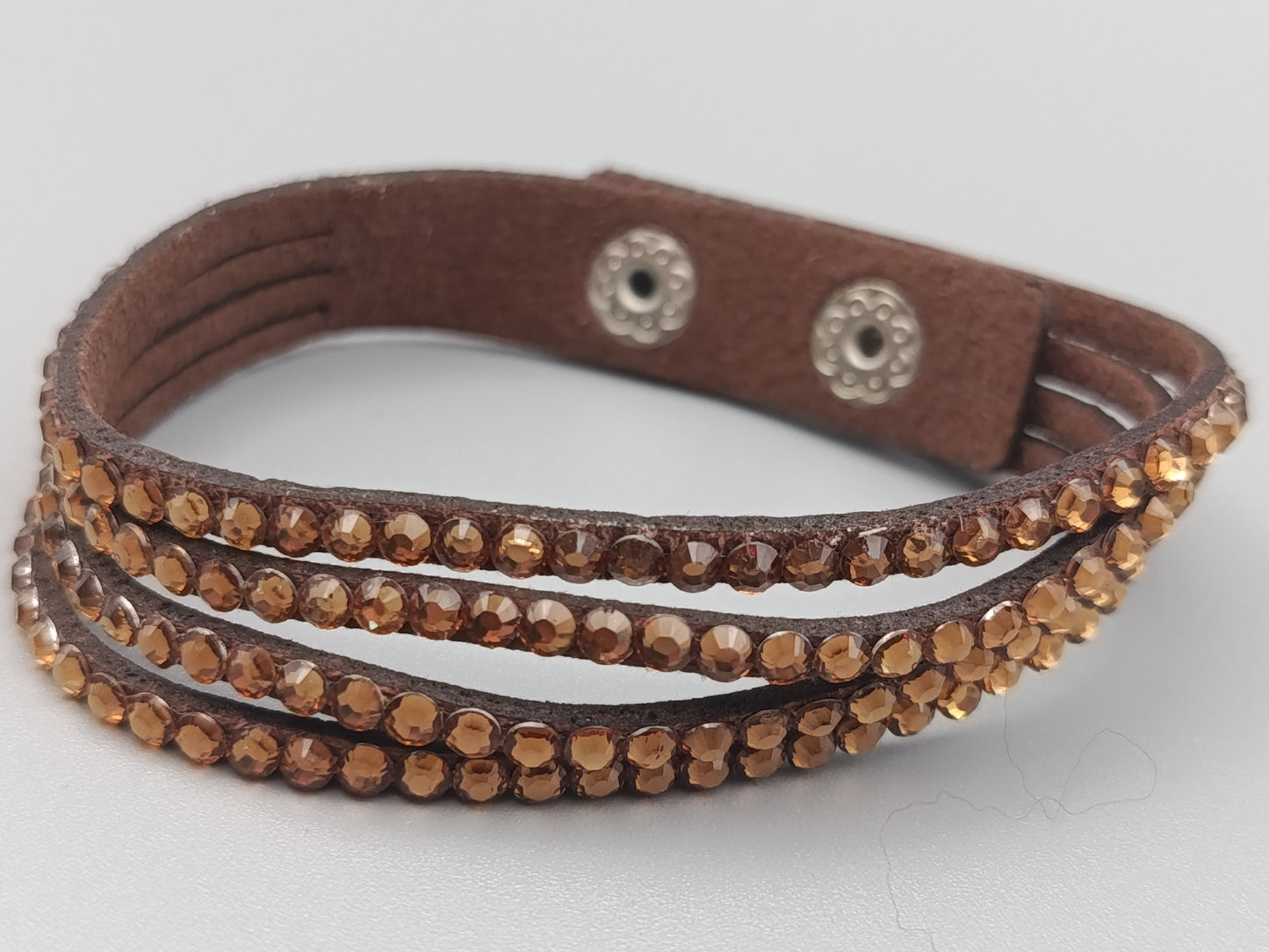 Modisches Damen Armband in Braun mit Strasssteinen