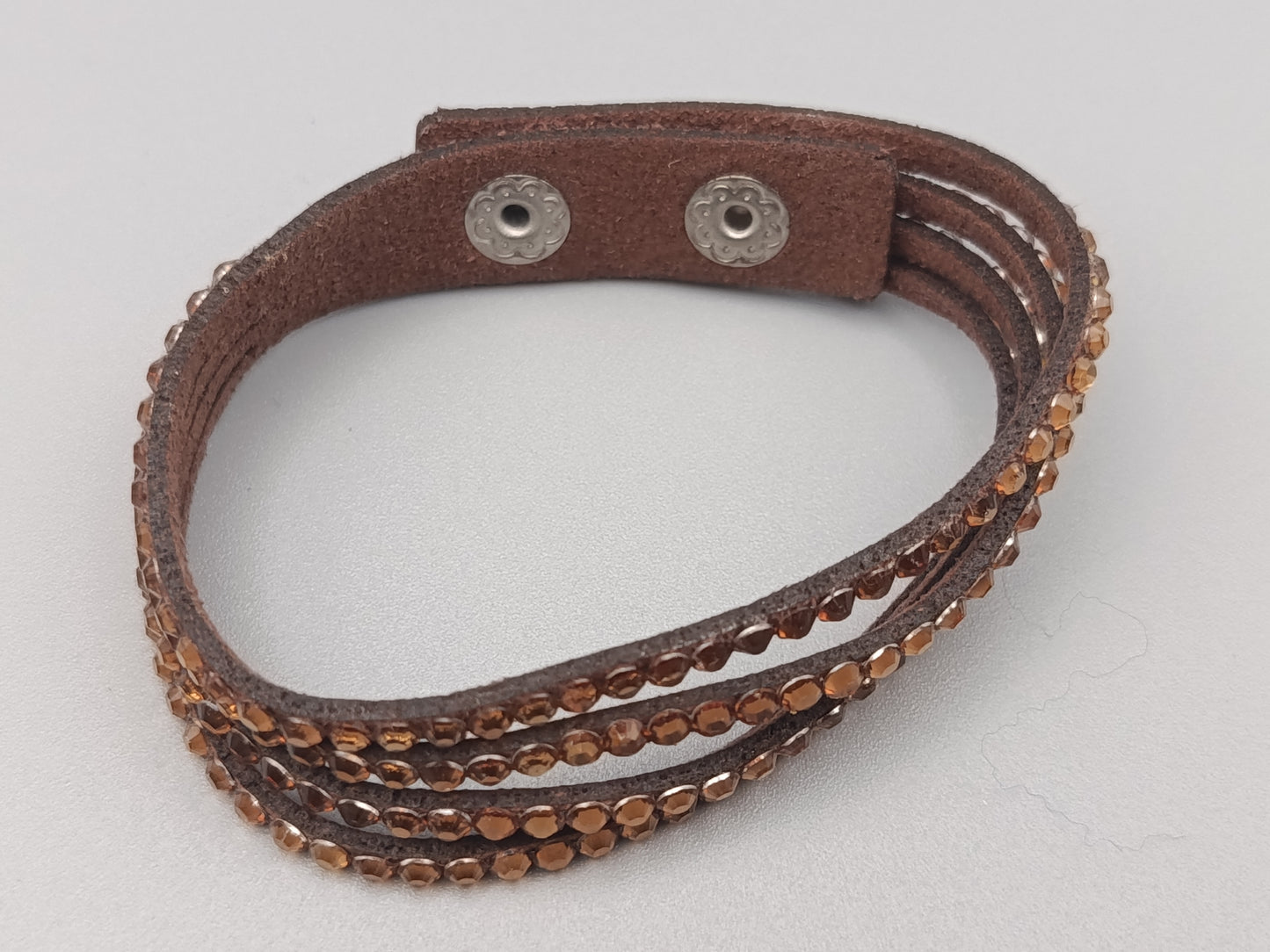 Modisches Damen Armband in Braun mit Strasssteinen
