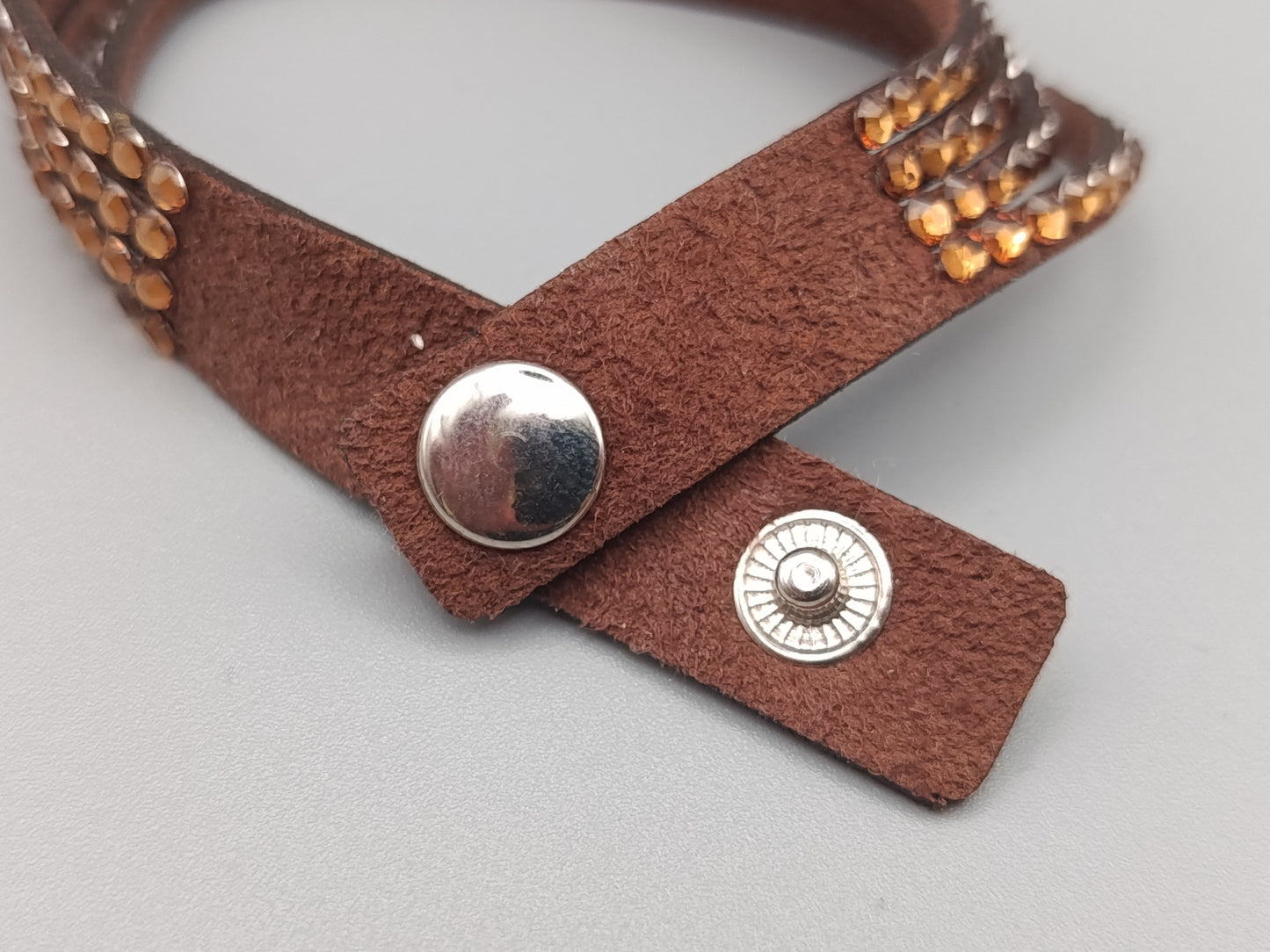 Modisches Damen Armband in Braun mit Strasssteinen