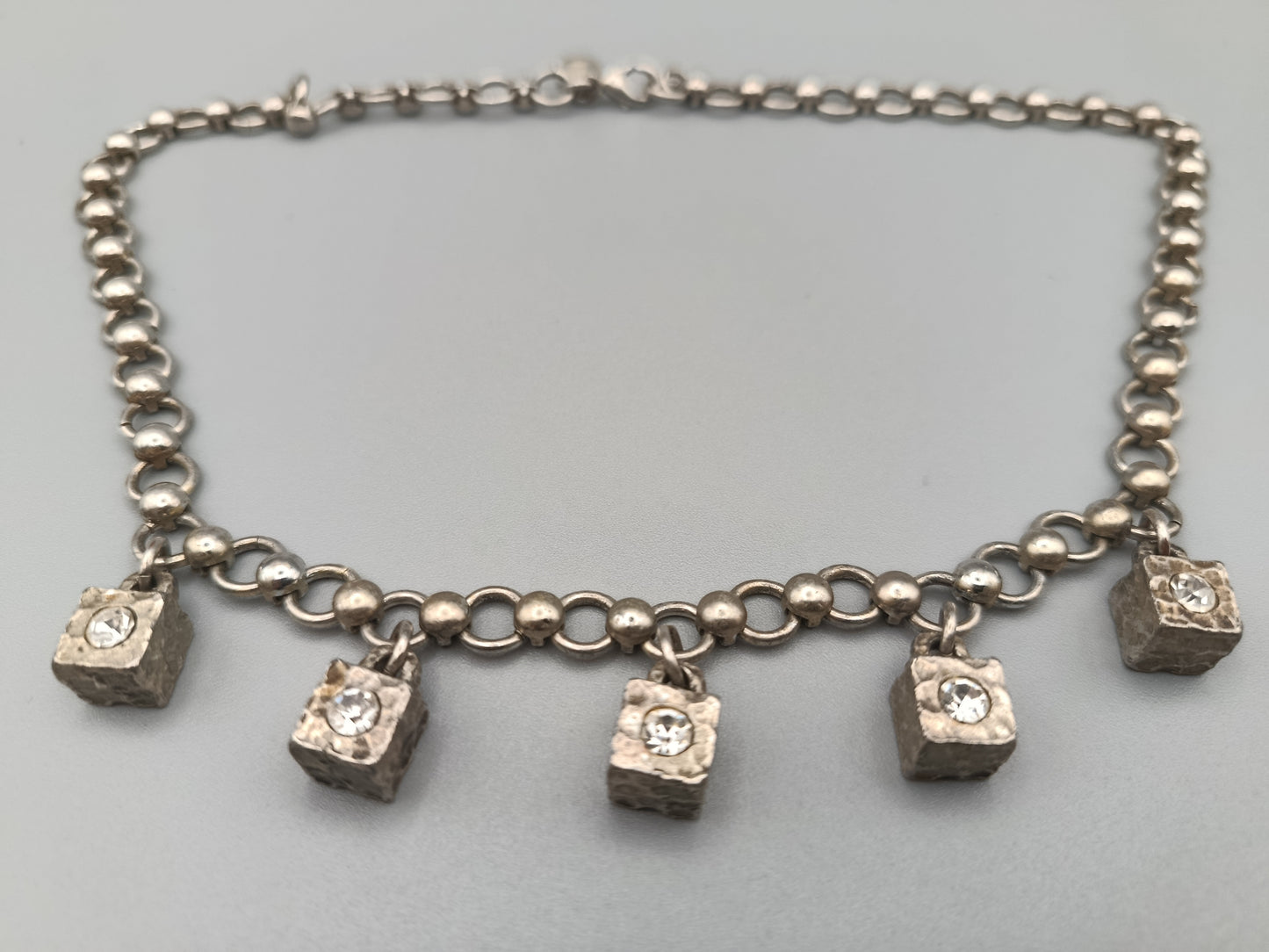 Auffällige Damen Kette mit Würfel-Anhängern