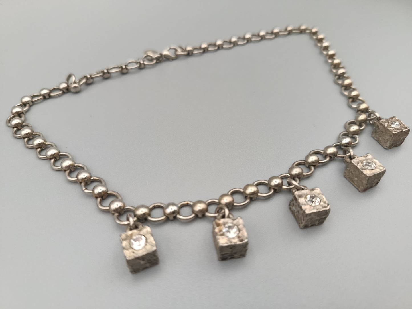 Auffällige Damen Kette mit Würfel-Anhängern