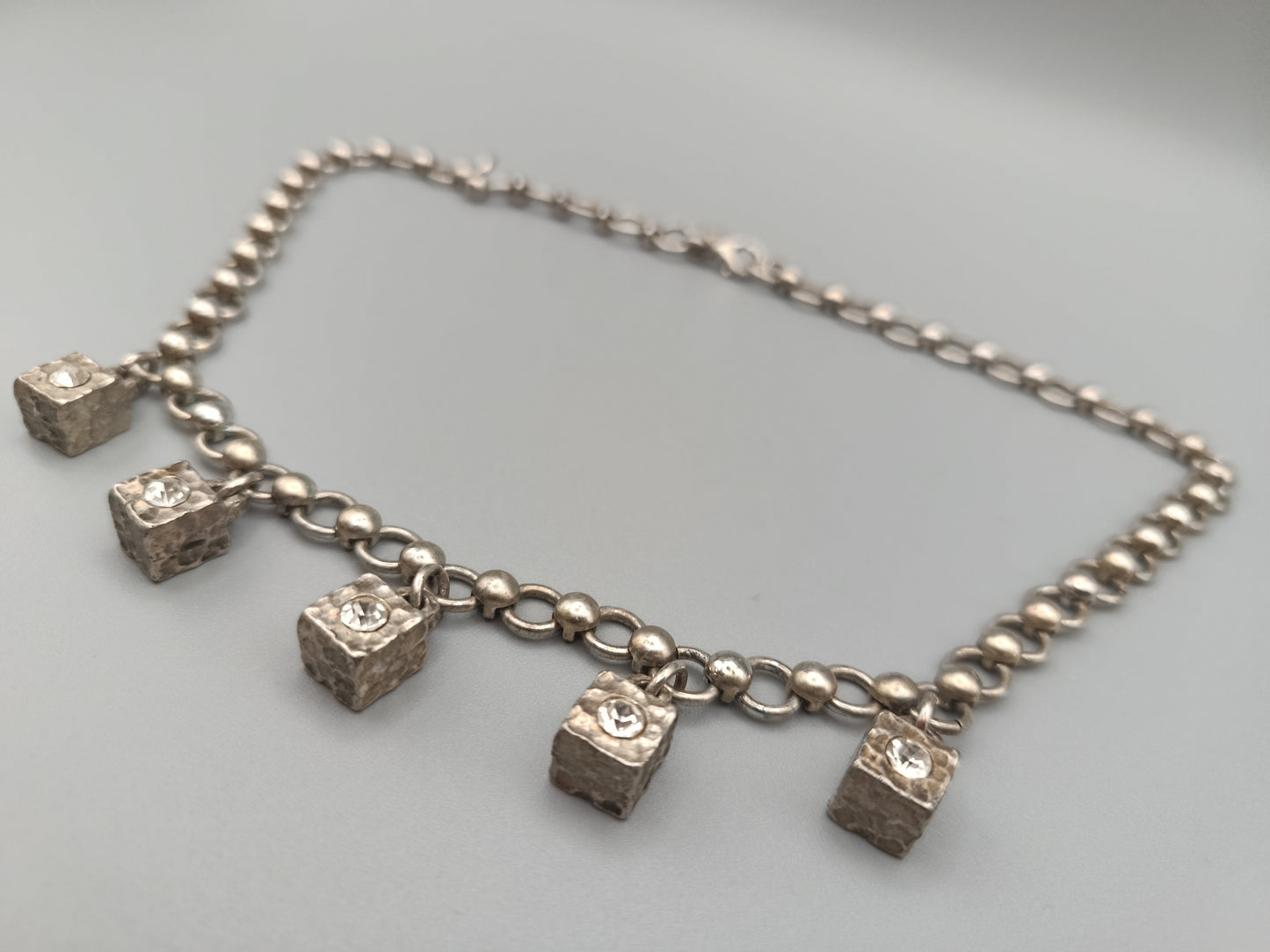 Auffällige Damen Kette mit Würfel-Anhängern