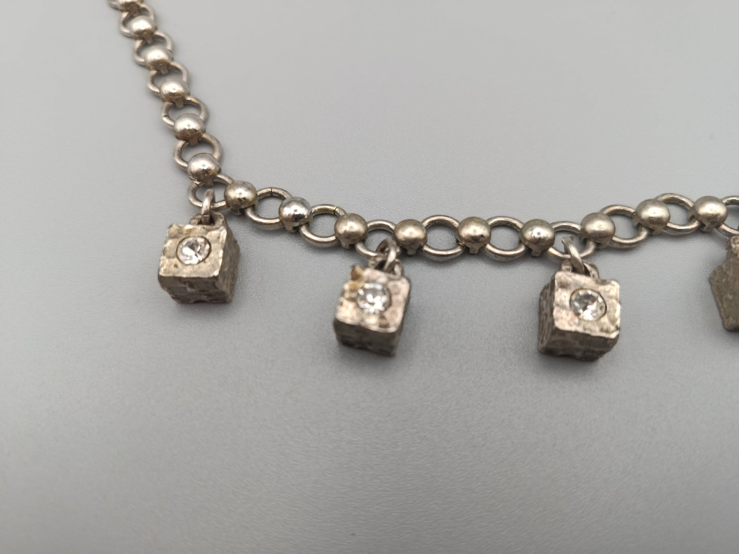 Auffällige Damen Kette mit Würfel-Anhängern