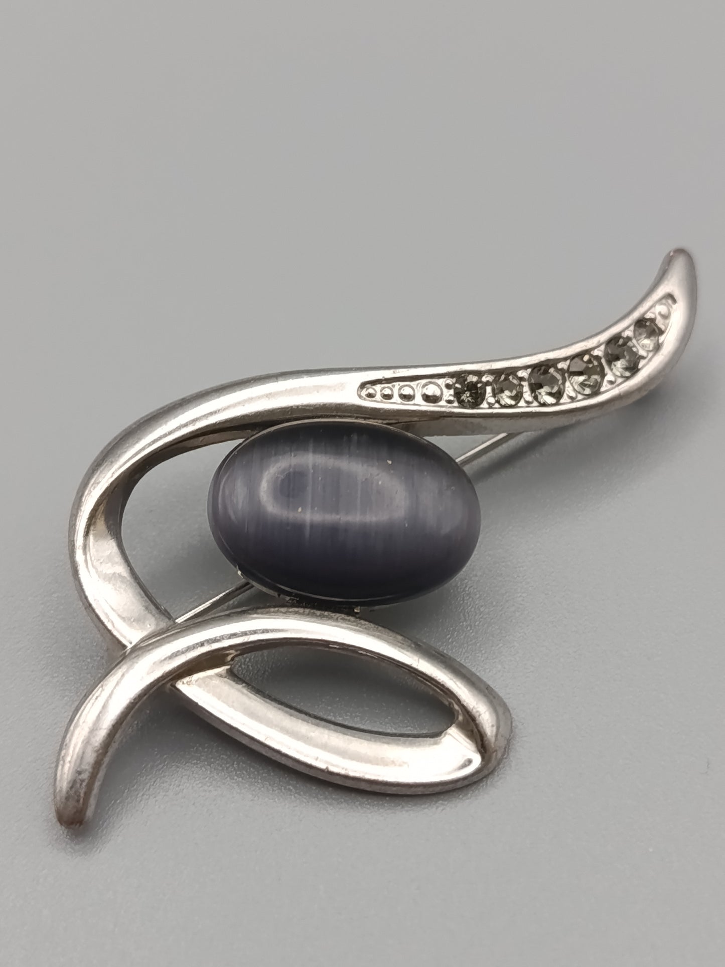 Elegante Vintage Brosche in Silber Optik