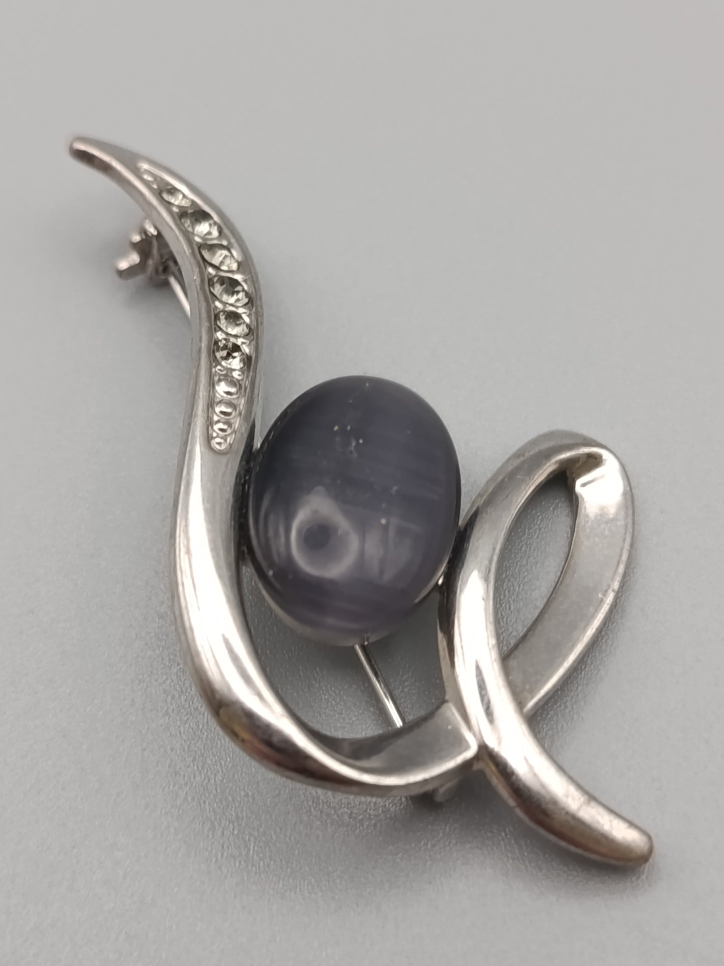 Elegante Vintage Brosche in Silber Optik