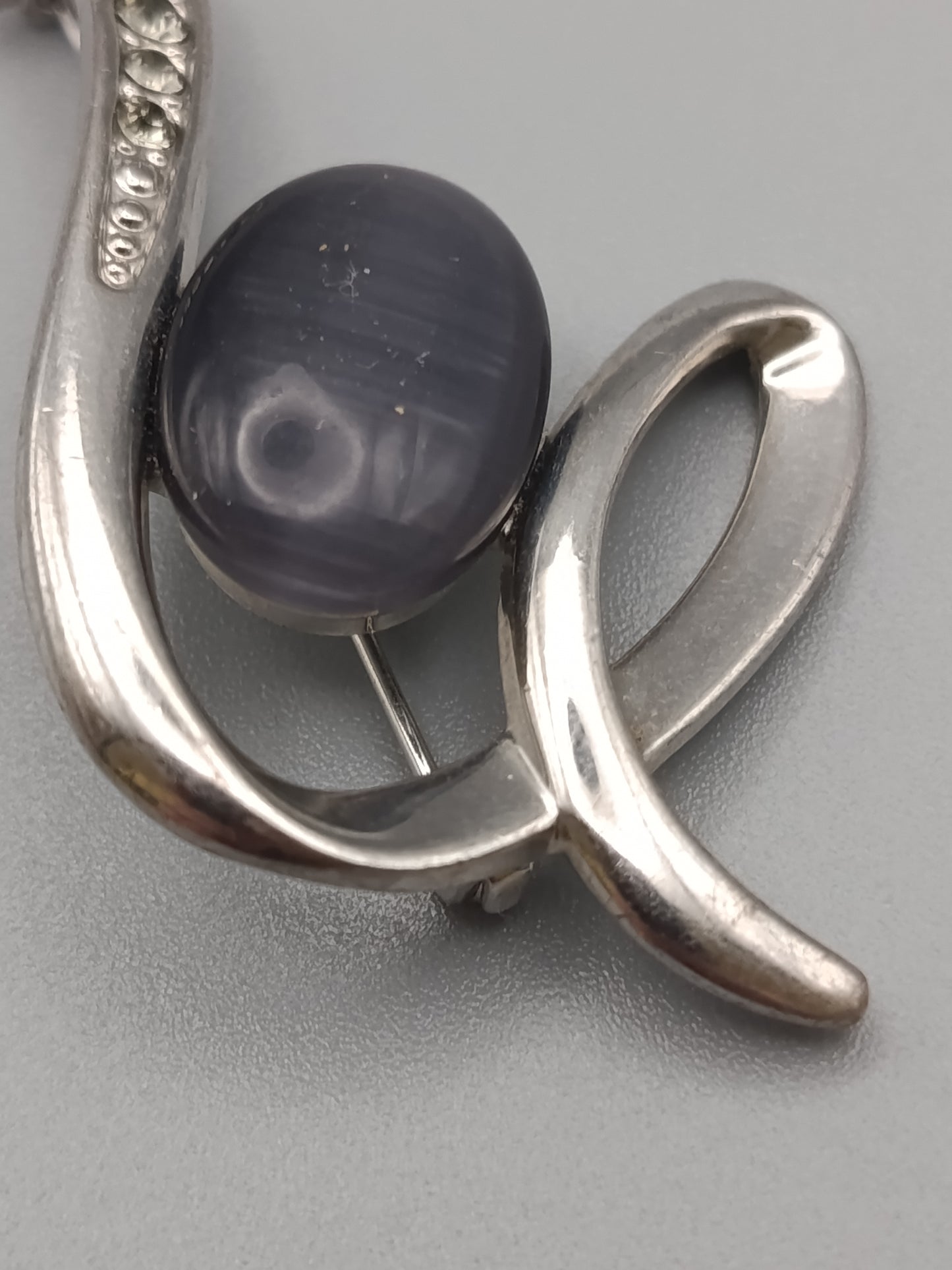 Elegante Vintage Brosche in Silber Optik