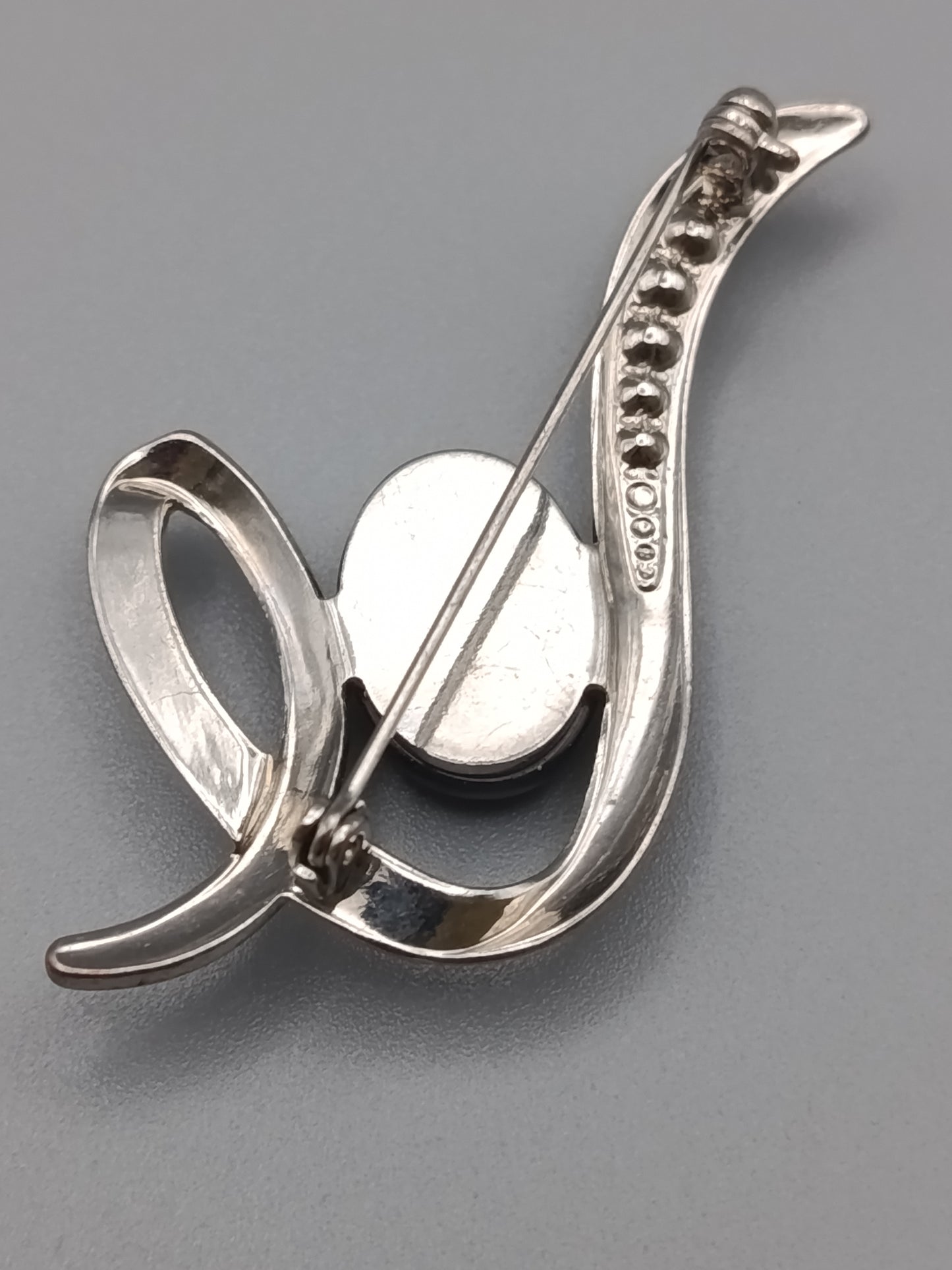 Elegante Vintage Brosche in Silber Optik