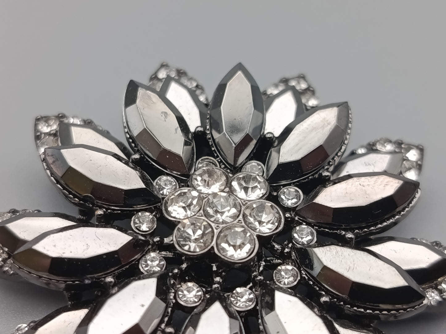 Edle Vintage Damen Brosche Funkelndes Blüten-Design