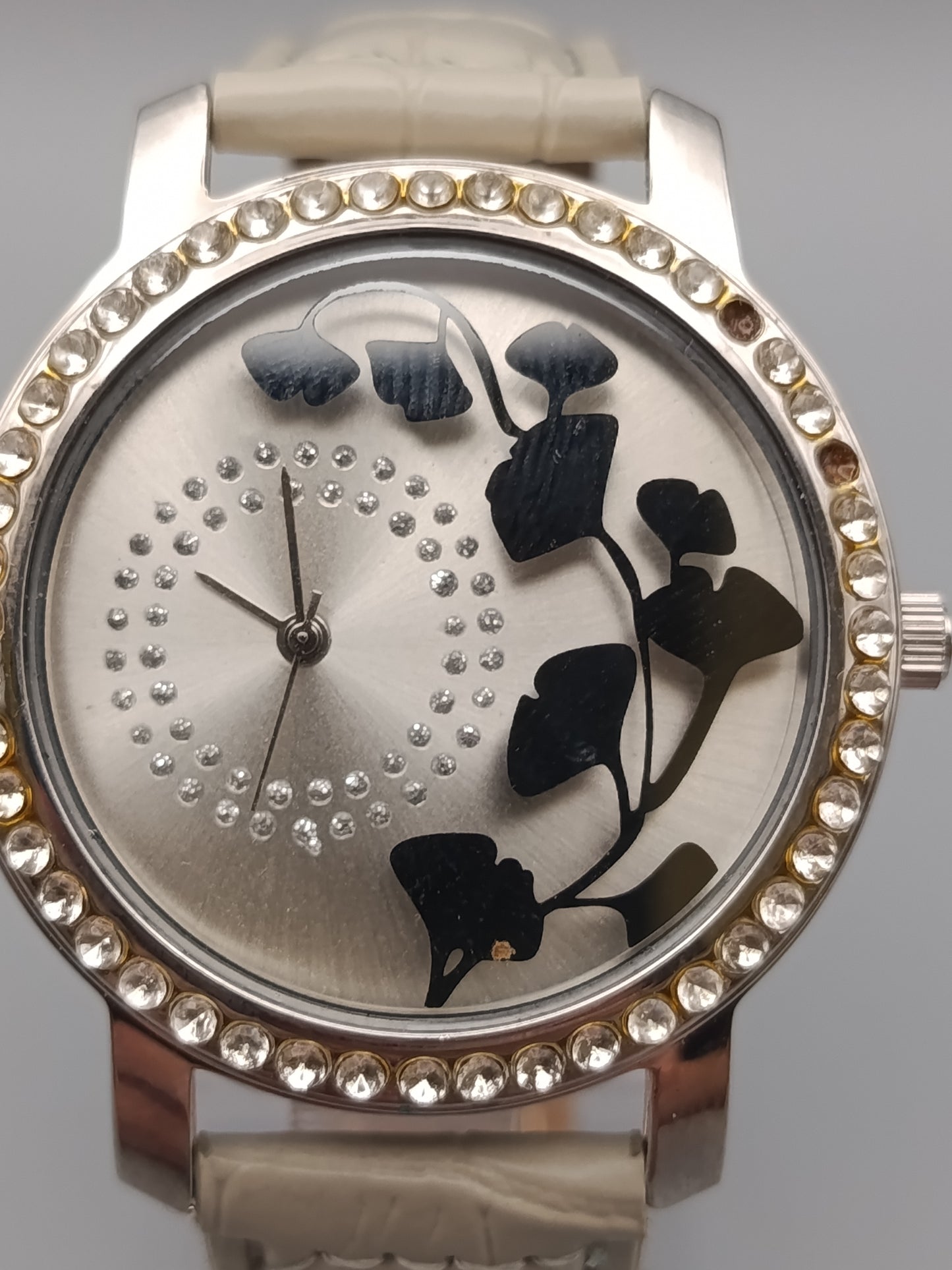 Moderne Damen Uhr mit Strasslünette und floralem Zifferblatt