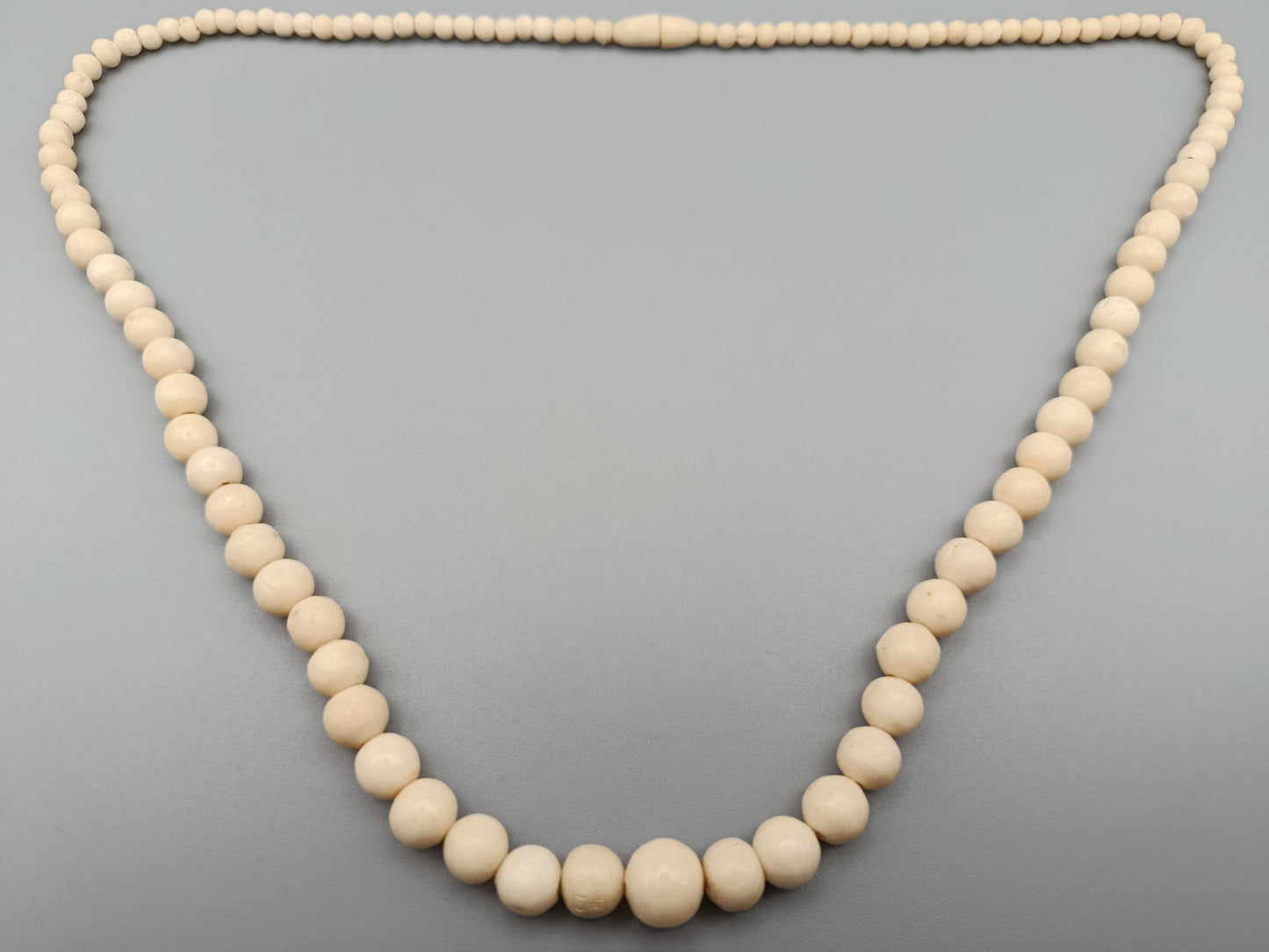 Klassische Elegante Perlenkette im Verlauf