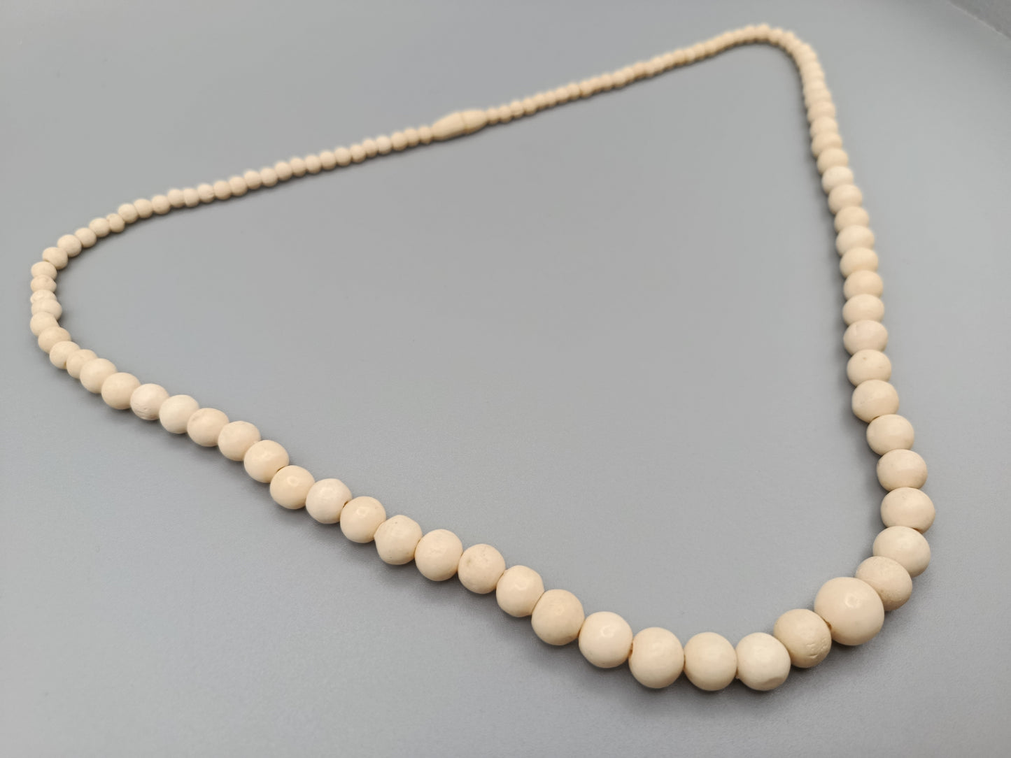 Klassische Elegante Perlenkette im Verlauf