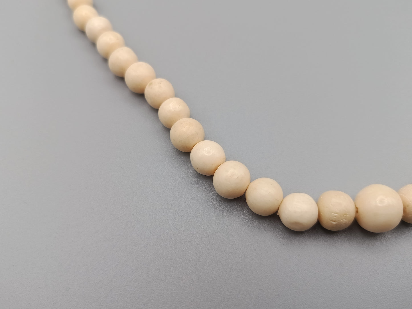 Klassische Elegante Perlenkette im Verlauf