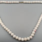 Elegante weiße Perlenkette Halskette mit zartem Roséton