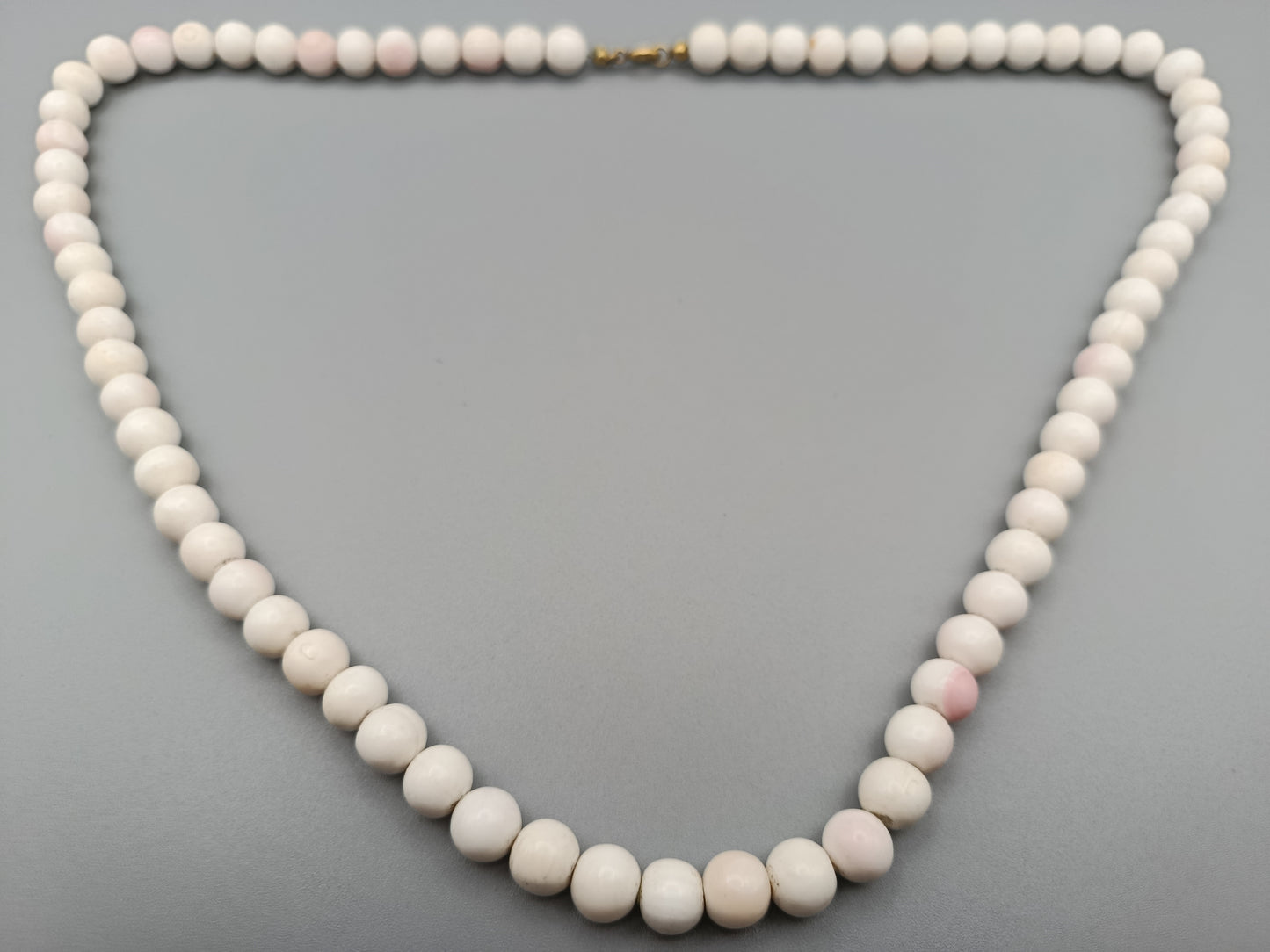 Elegante weiße Perlenkette Halskette mit zartem Roséton