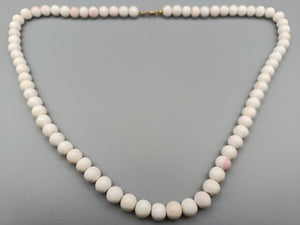 Elegante weiße Perlenkette Halskette mit zartem Roséton