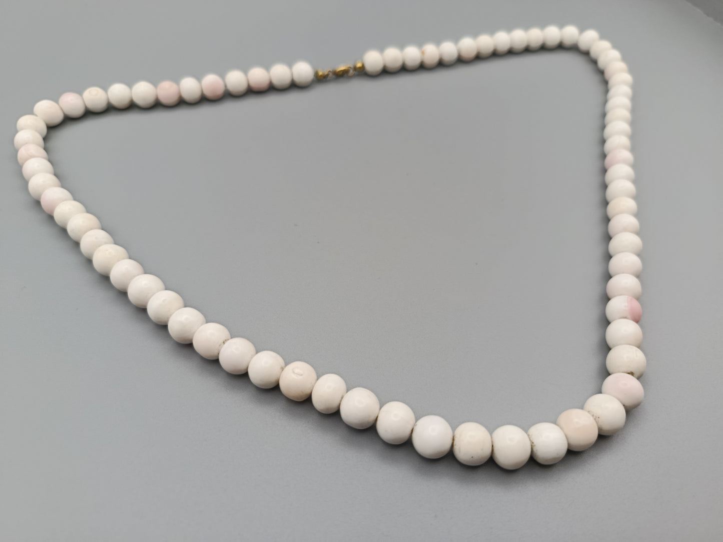 Elegante weiße Perlenkette Halskette mit zartem Roséton