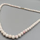 Elegante weiße Perlenkette Halskette mit zartem Roséton