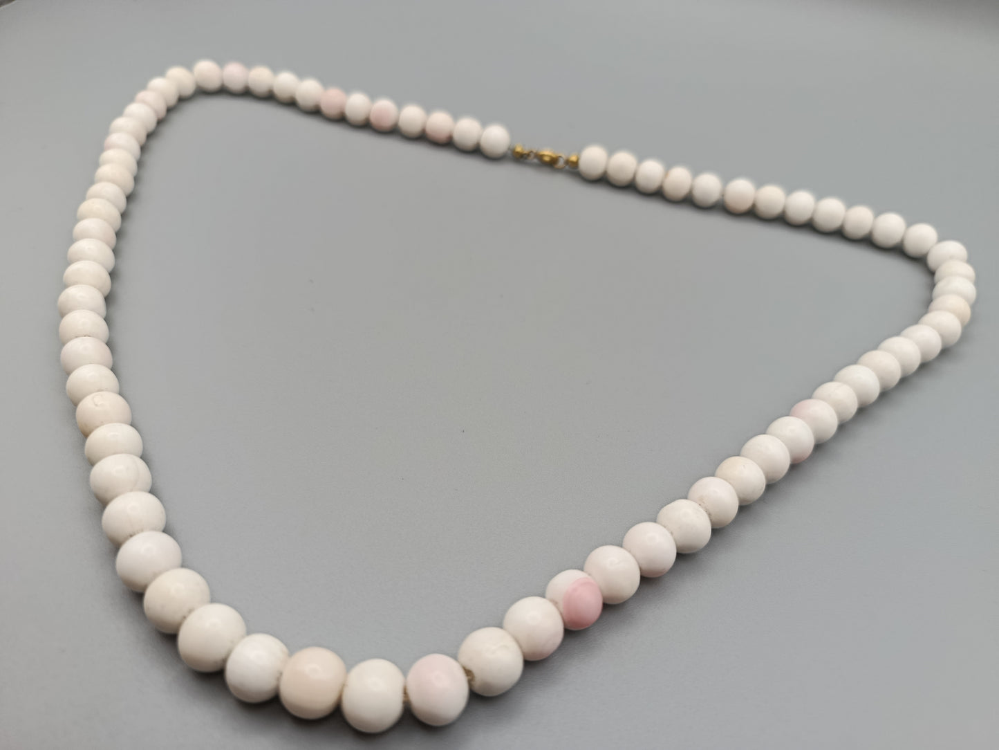Elegante weiße Perlenkette Halskette mit zartem Roséton