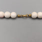 Elegante weiße Perlenkette Halskette mit zartem Roséton