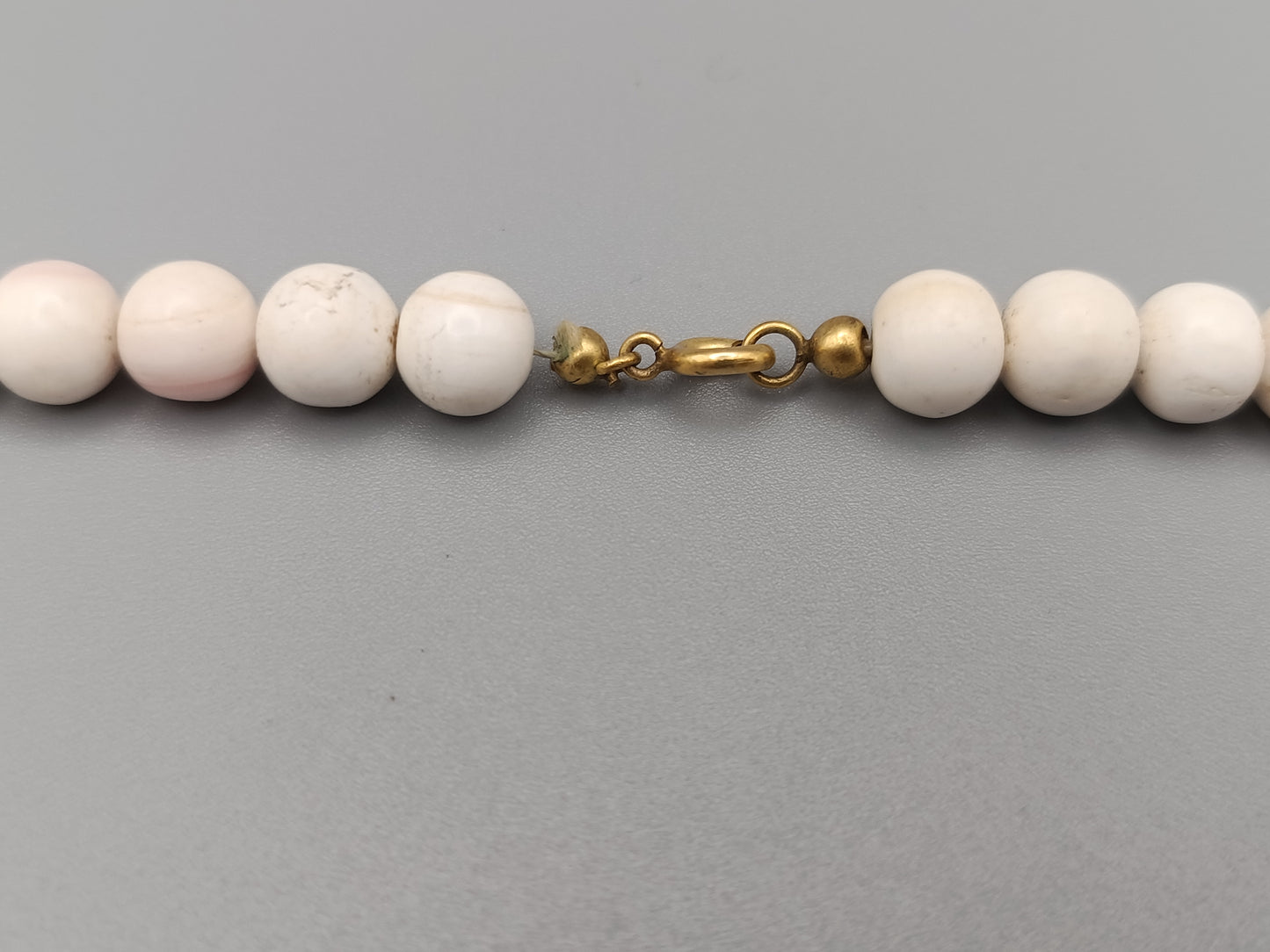 Elegante weiße Perlenkette Halskette mit zartem Roséton