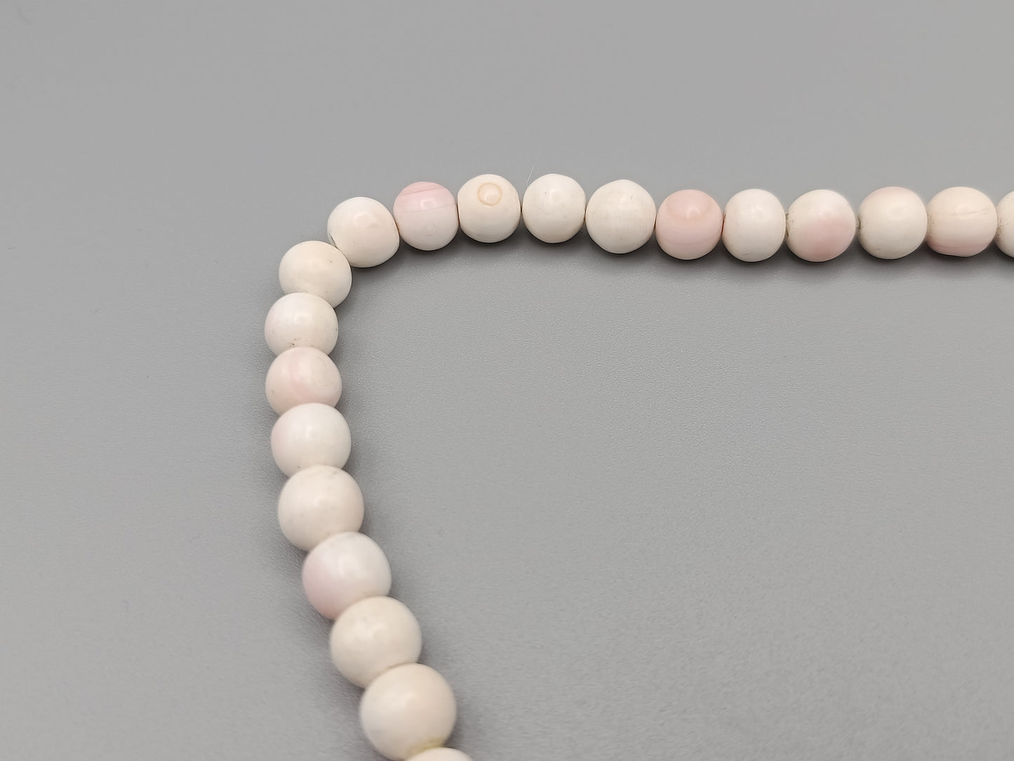 Elegante weiße Perlenkette Halskette mit zartem Roséton
