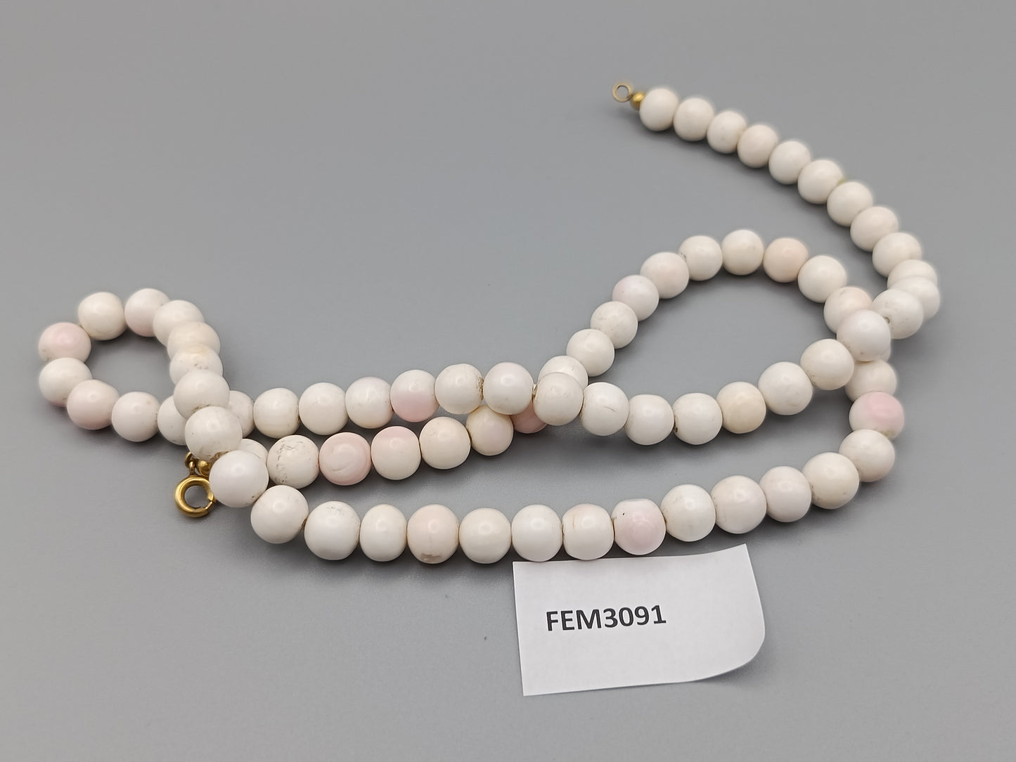 Elegante weiße Perlenkette Halskette mit zartem Roséton