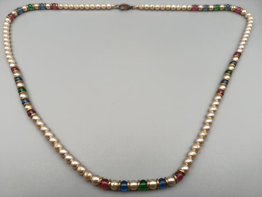 Klassische Perlen Kette mit bunten Akzenten