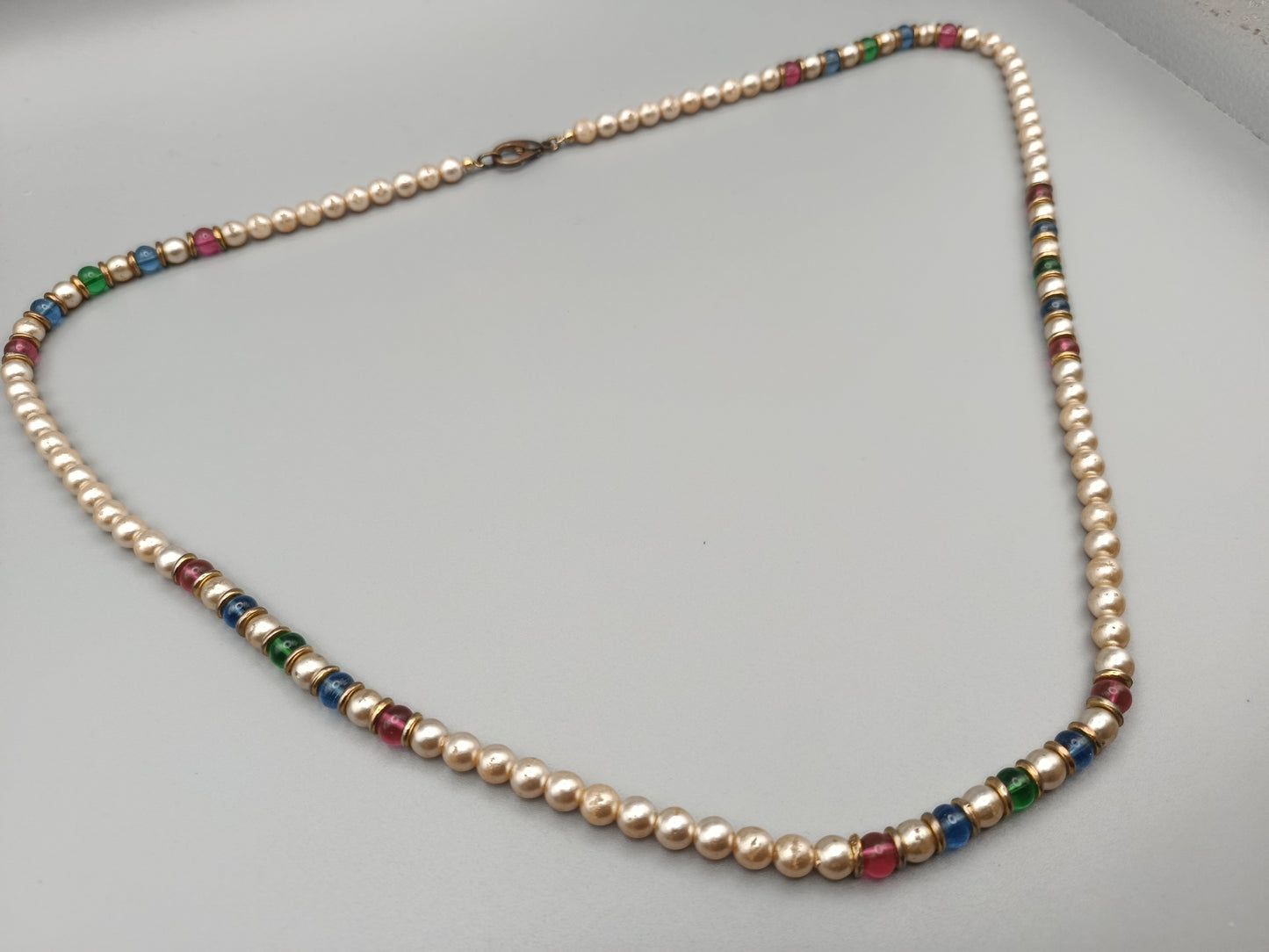 Klassische Perlen Kette mit bunten Akzenten
