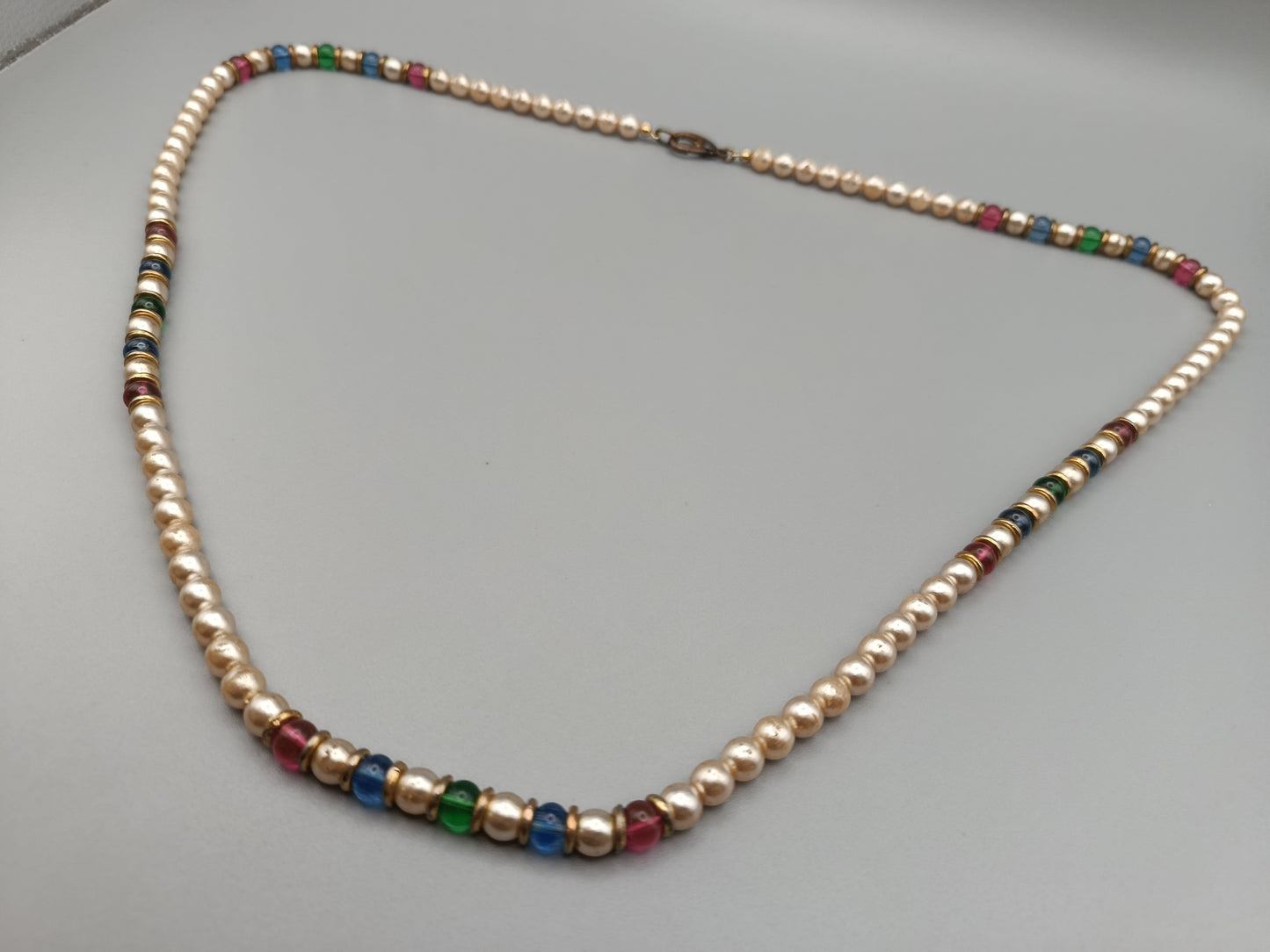 Klassische Perlen Kette mit bunten Akzenten