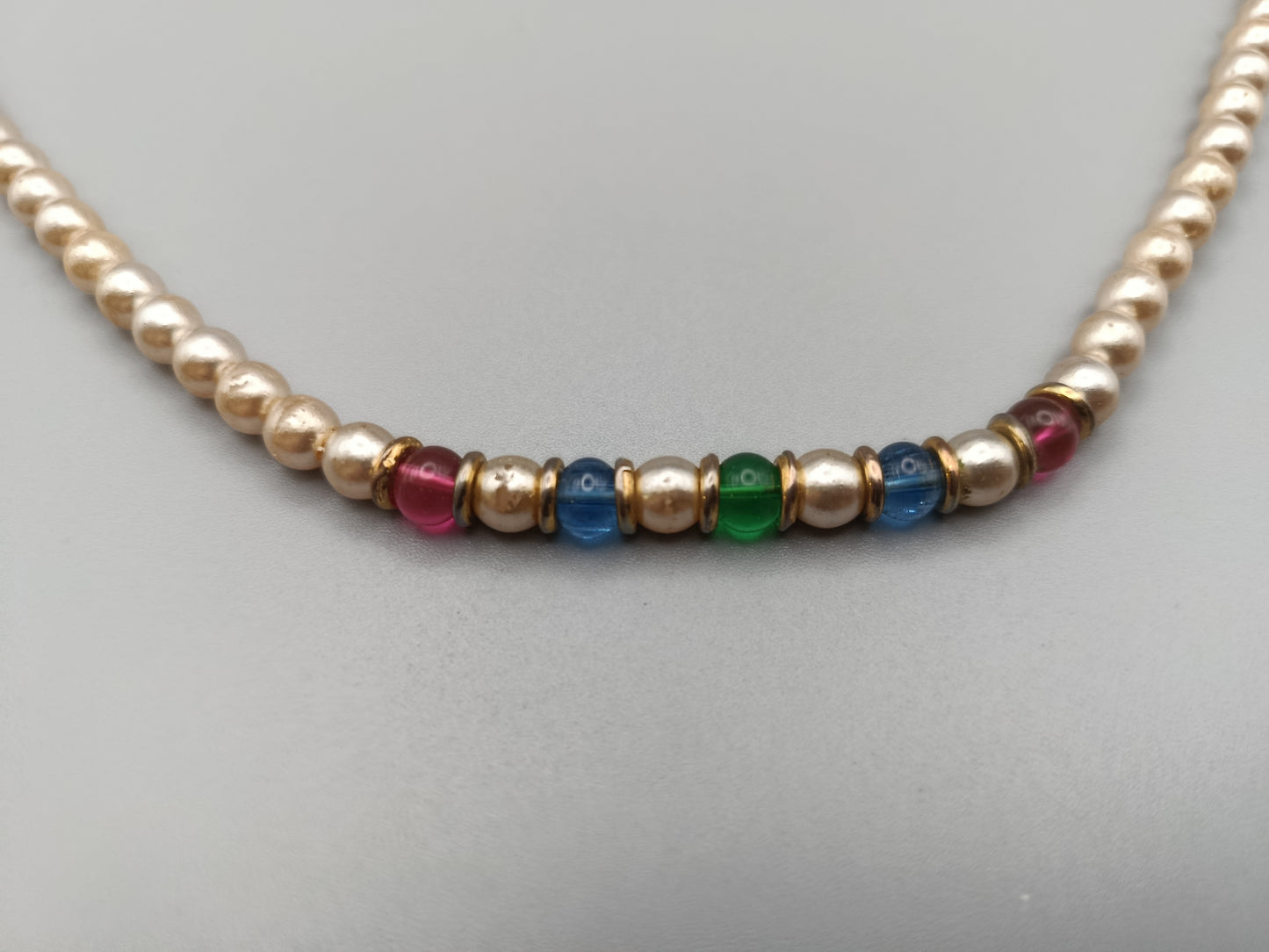 Klassische Perlen Kette mit bunten Akzenten