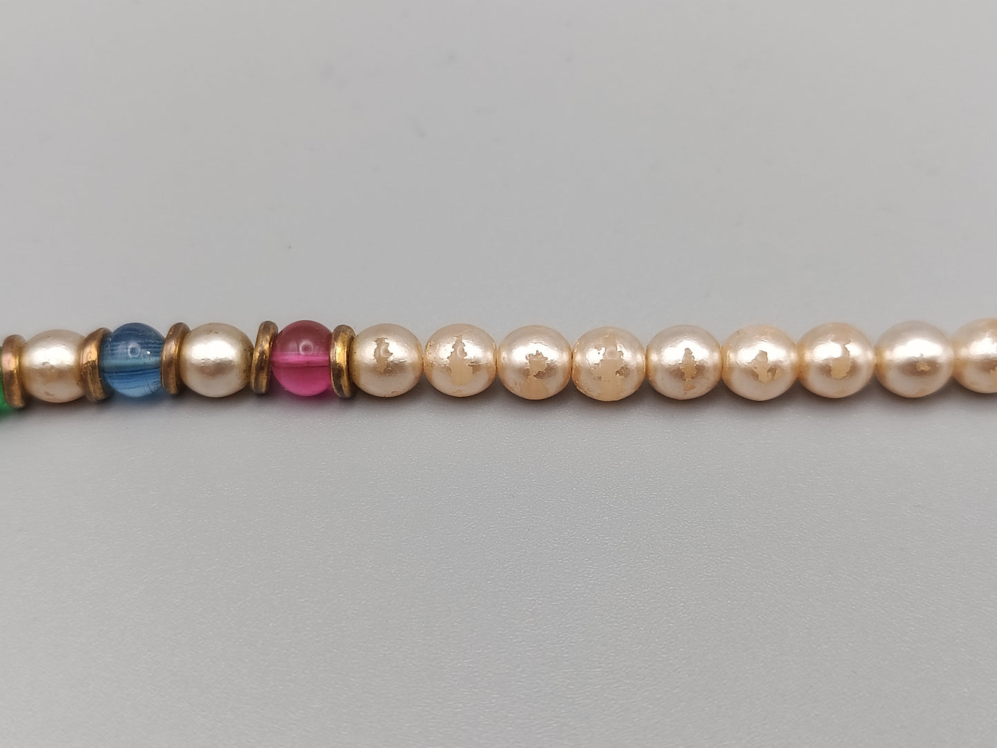 Klassische Perlen Kette mit bunten Akzenten