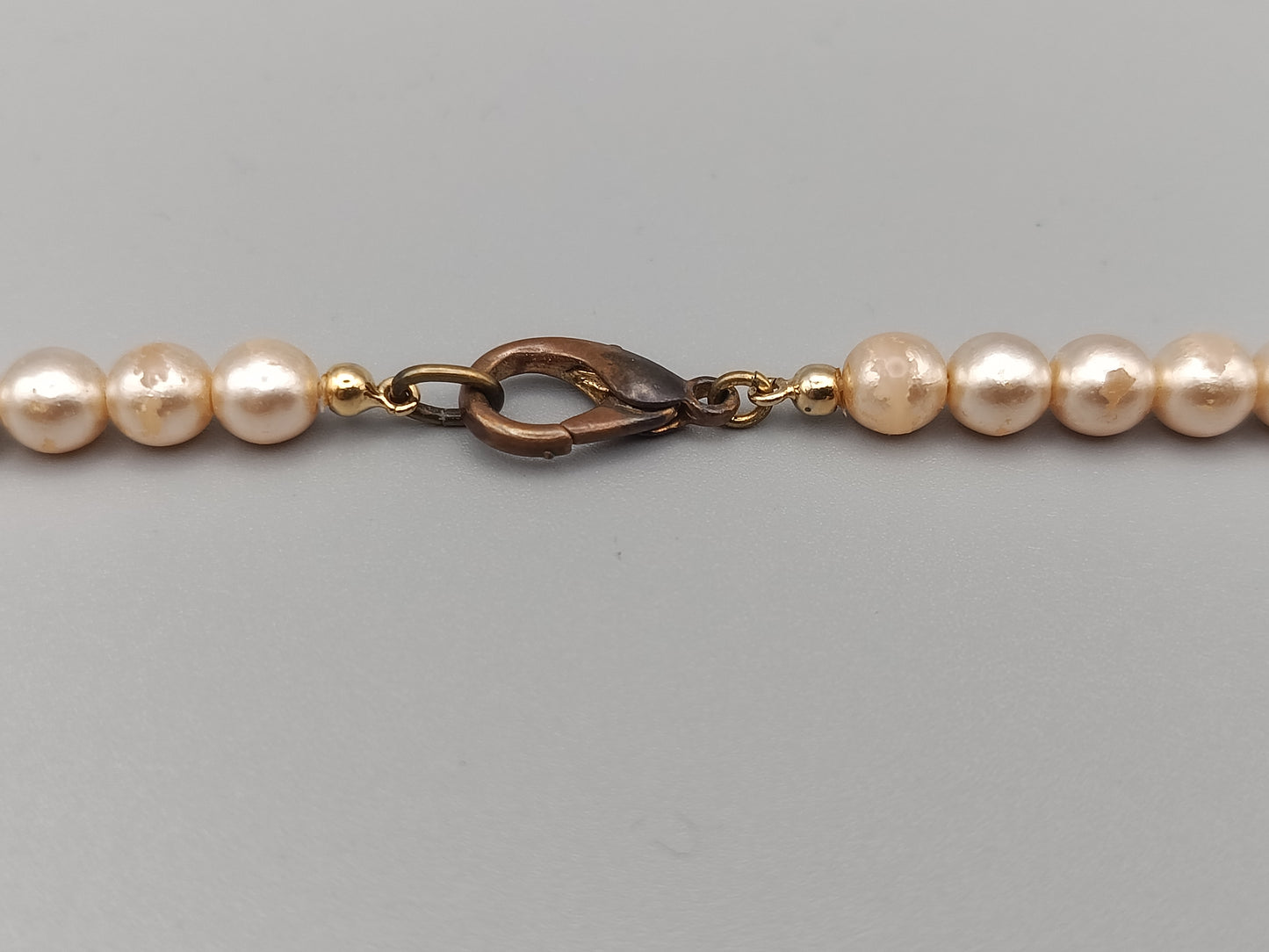 Klassische Perlen Kette mit bunten Akzenten