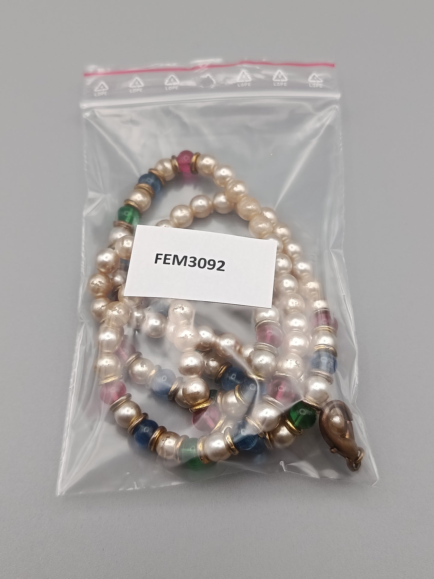 Klassische Perlen Kette mit bunten Akzenten