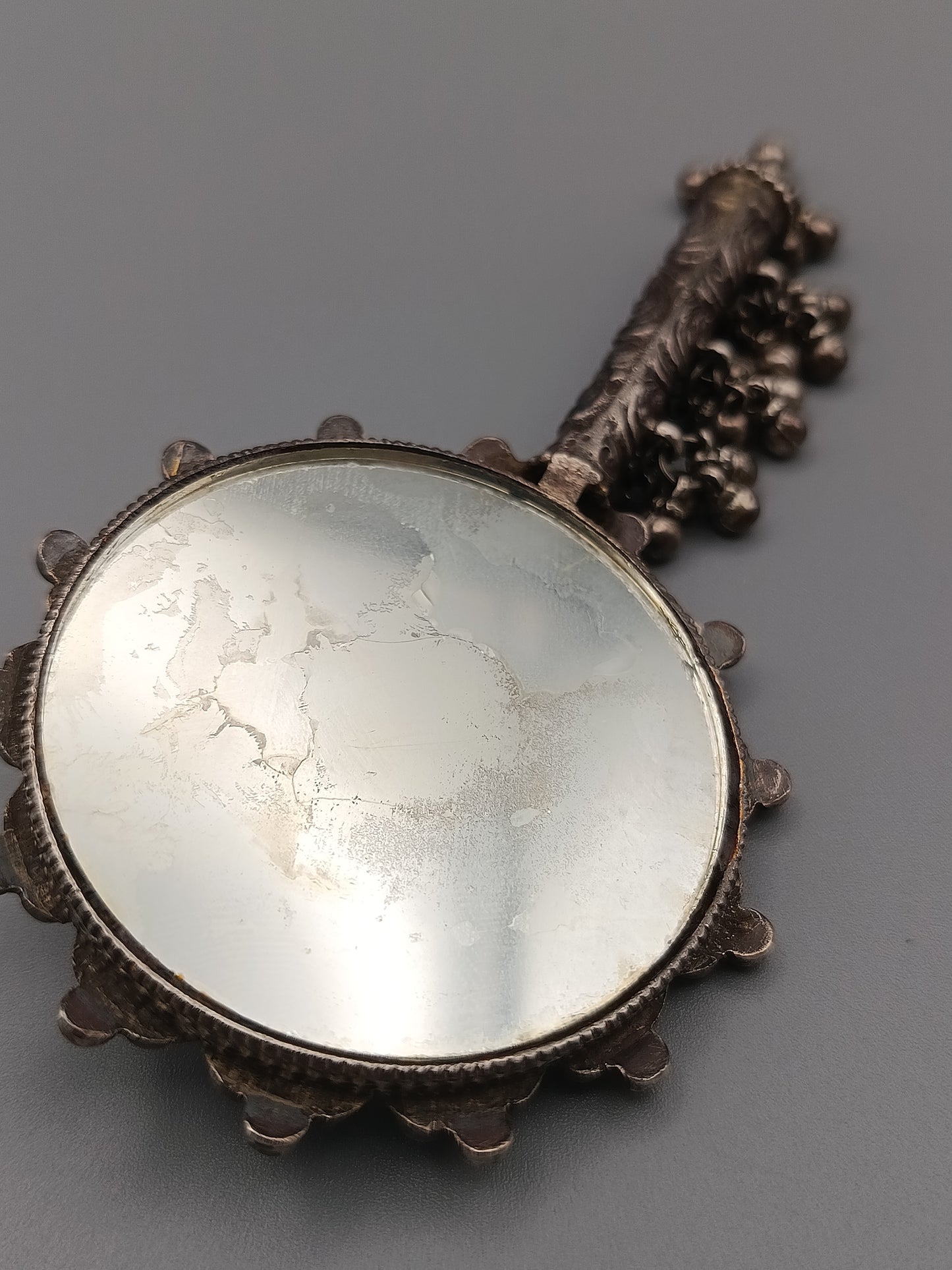 Antiker Handspiegel aus Silber Design mit Steinbesatz