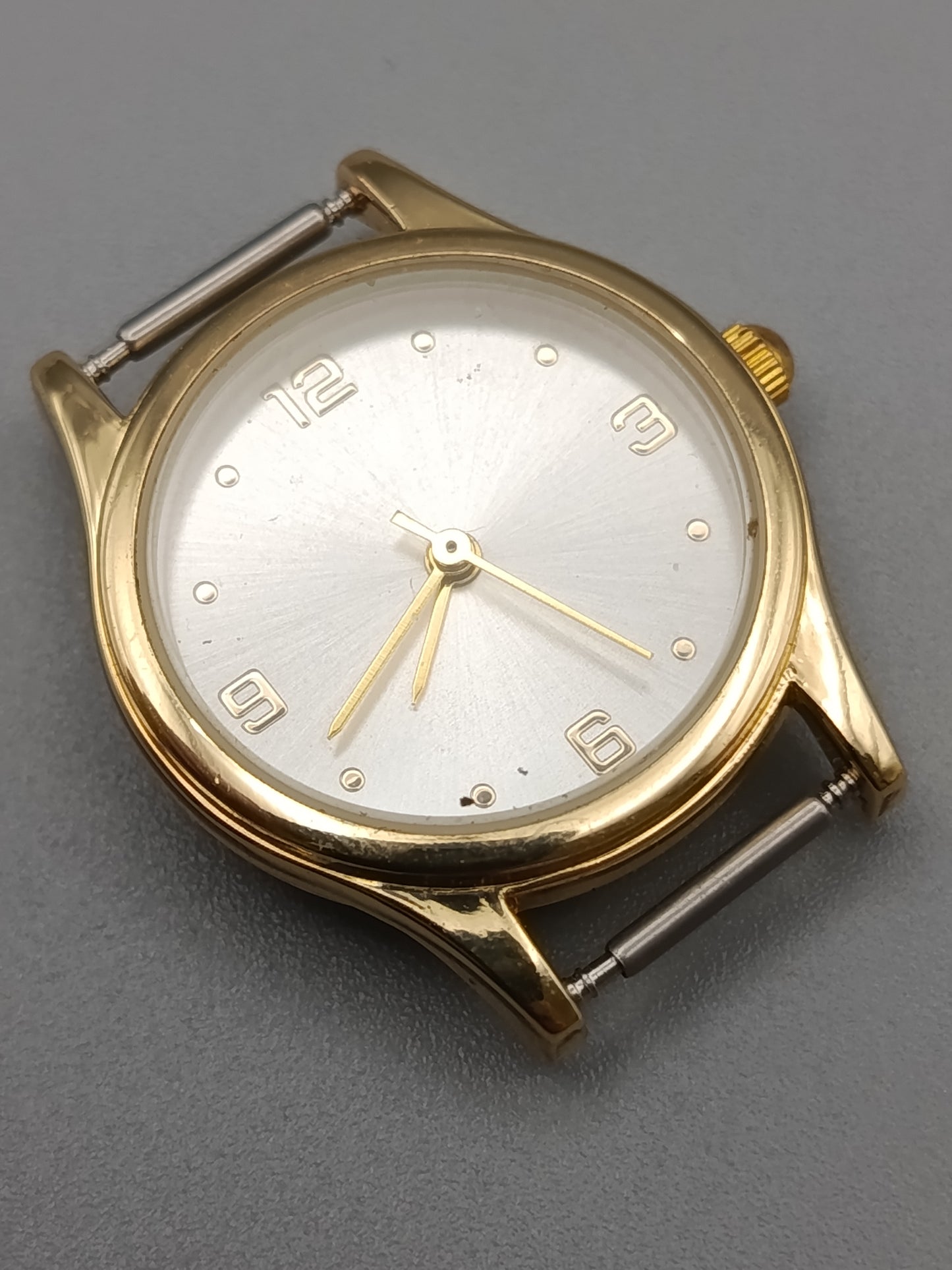 Elegante Damen Uhr in Gold-Optik Klassisch