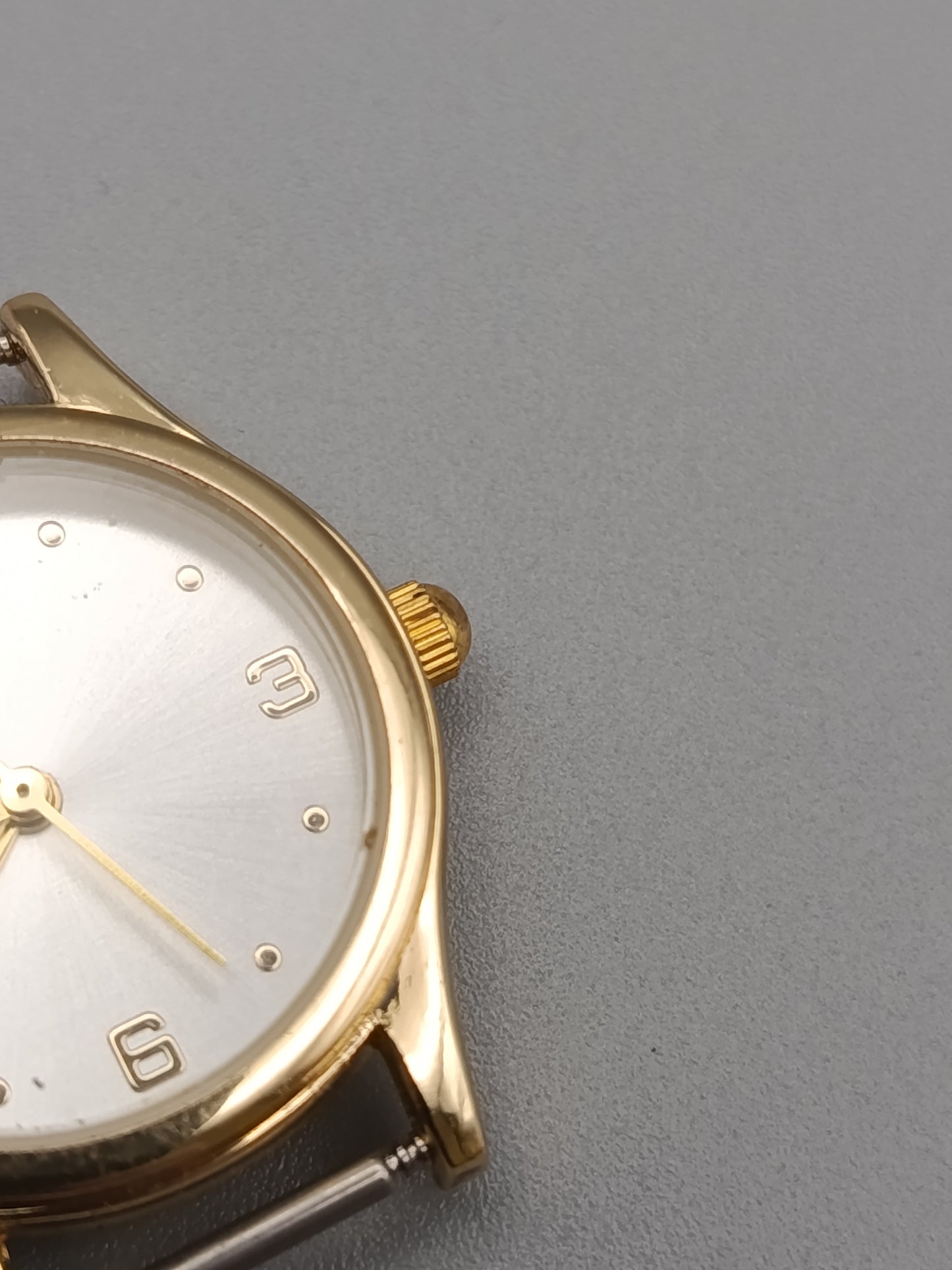 Elegante Damen Uhr in Gold-Optik Klassisch