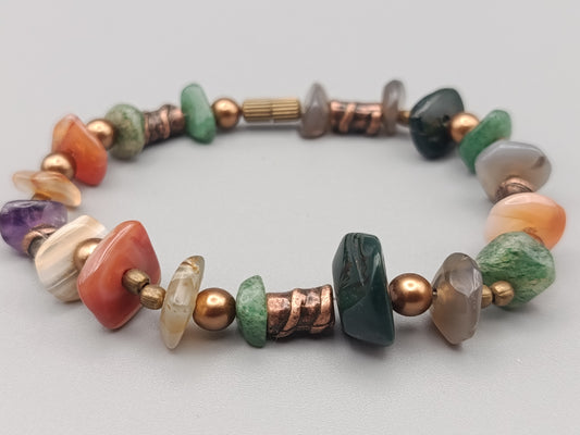 Buntes Steinarmband mit Kupferelementen