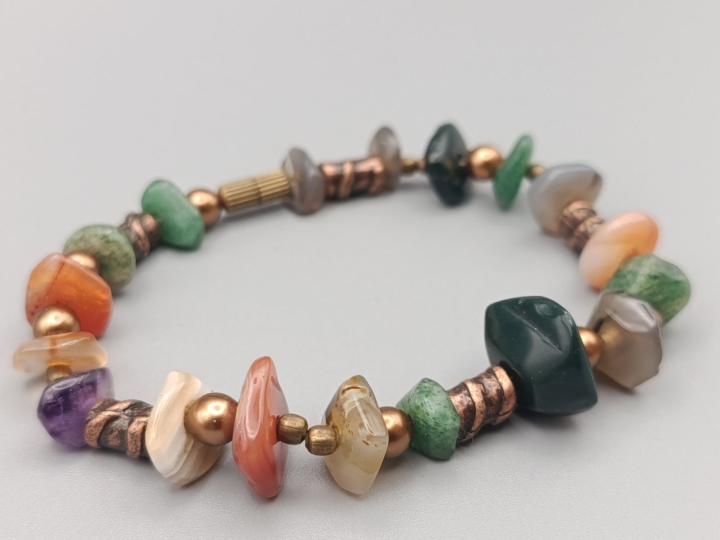 Buntes Steinarmband mit Kupferelementen