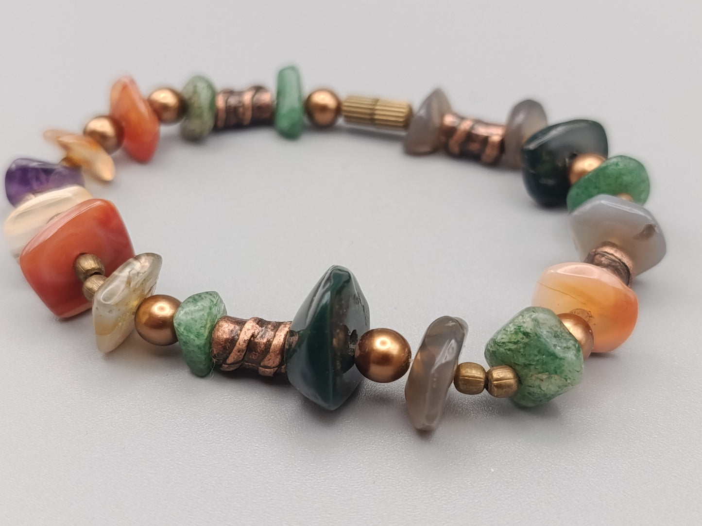 Buntes Steinarmband mit Kupferelementen
