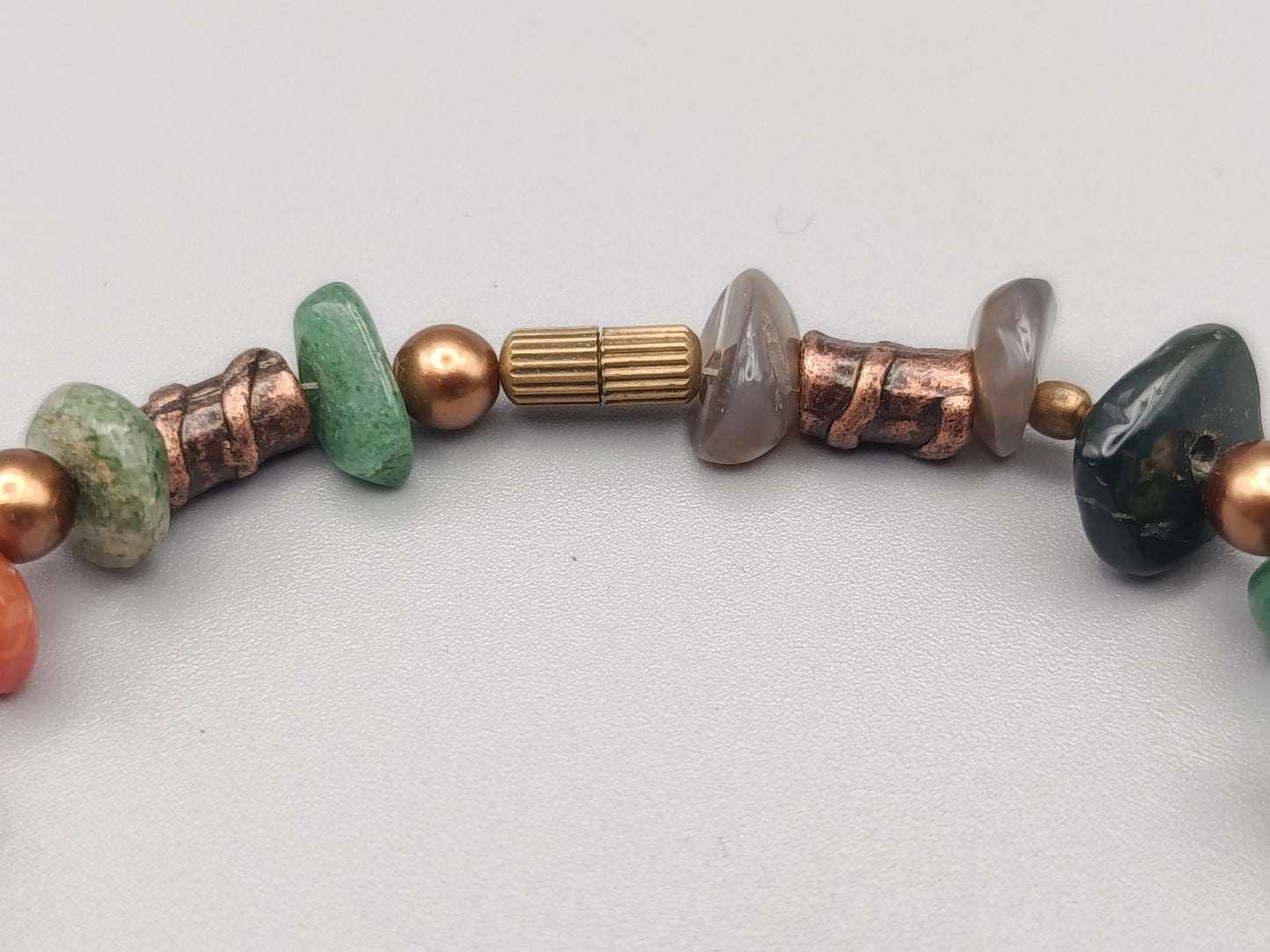 Buntes Steinarmband mit Kupferelementen